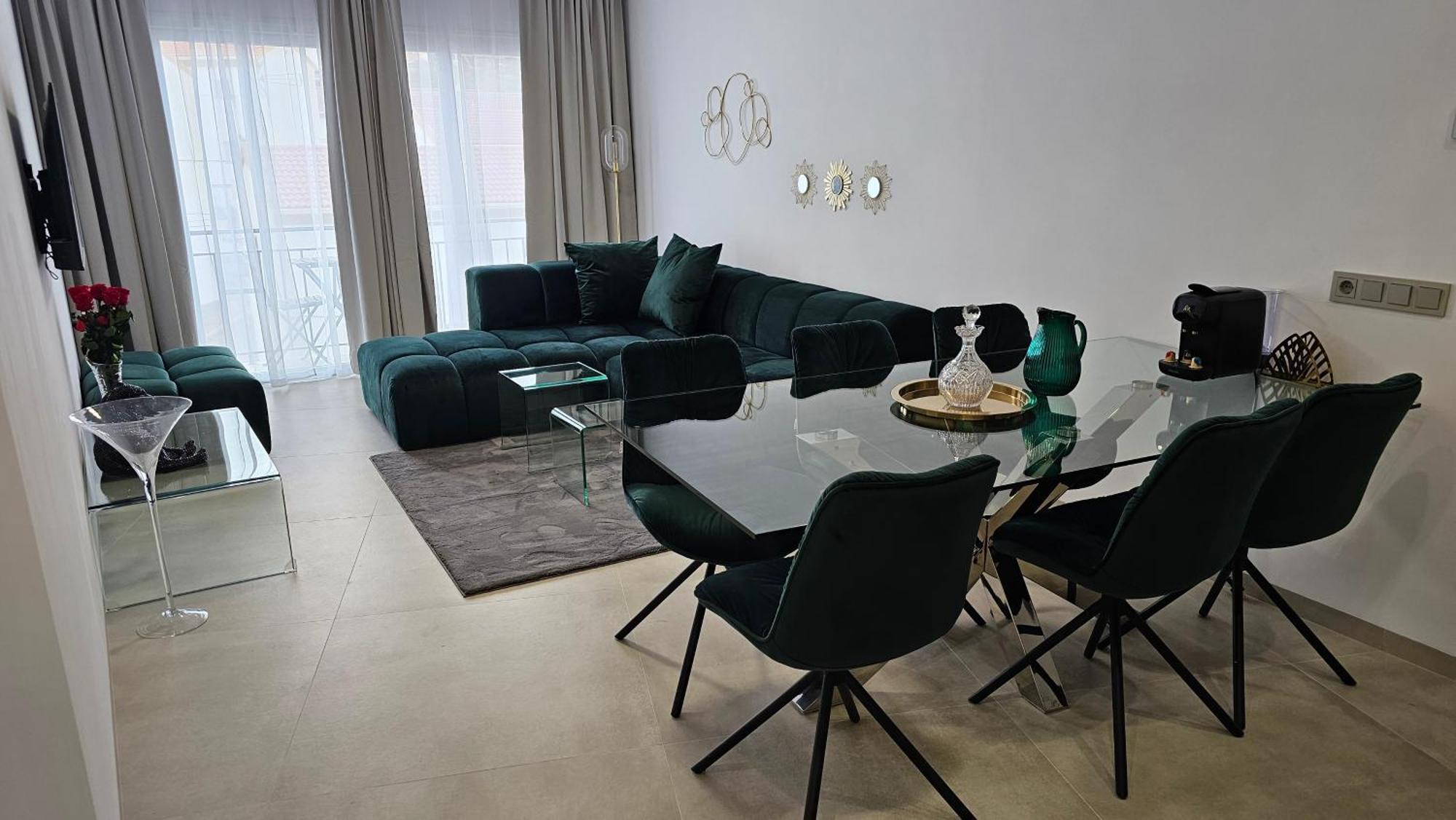 Oasis Jacuzzi Retreat Apartment มาร์เบยา ภายนอก รูปภาพ