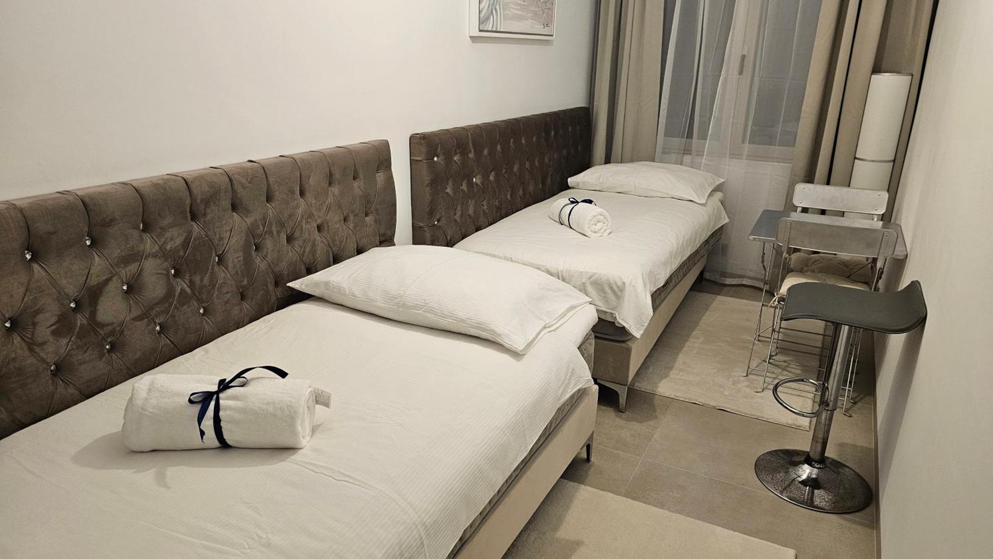 Oasis Jacuzzi Retreat Apartment มาร์เบยา ภายนอก รูปภาพ