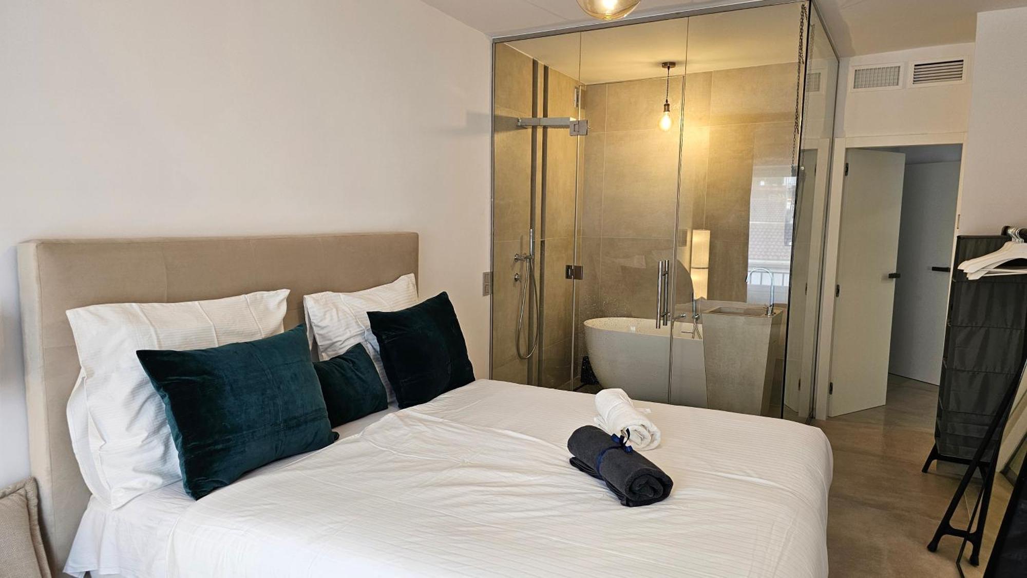 Oasis Jacuzzi Retreat Apartment มาร์เบยา ภายนอก รูปภาพ