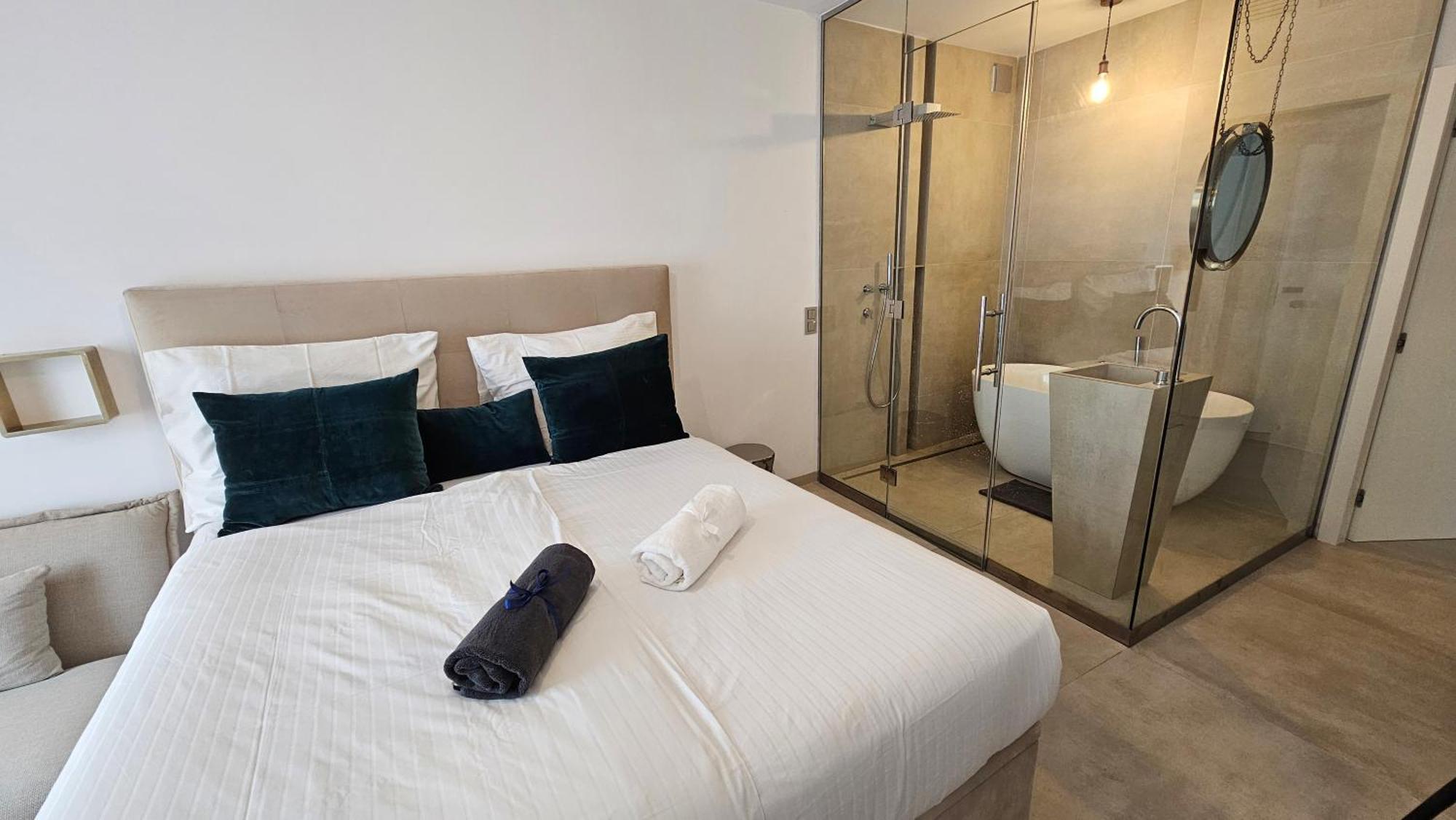 Oasis Jacuzzi Retreat Apartment มาร์เบยา ภายนอก รูปภาพ