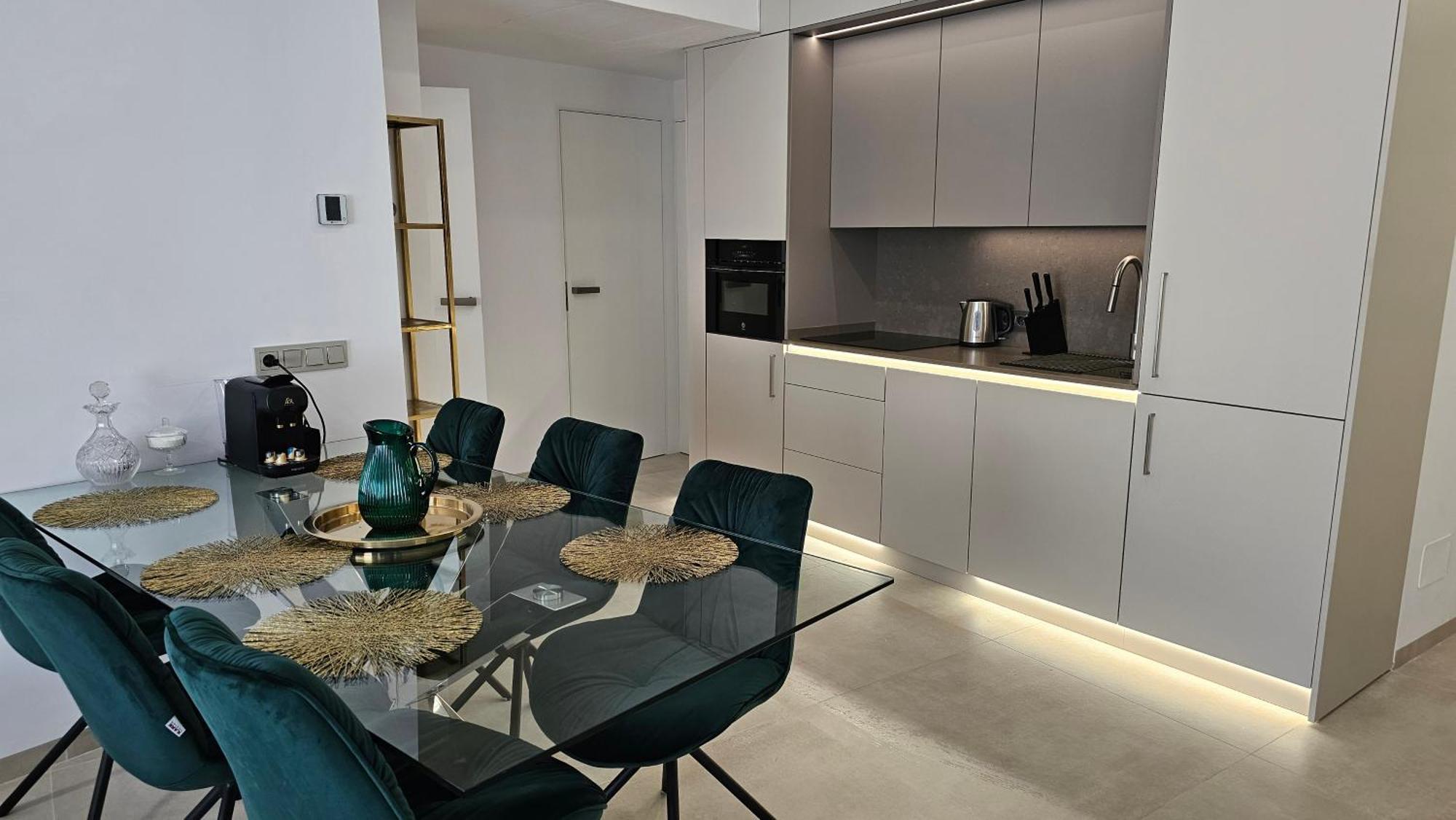 Oasis Jacuzzi Retreat Apartment มาร์เบยา ภายนอก รูปภาพ