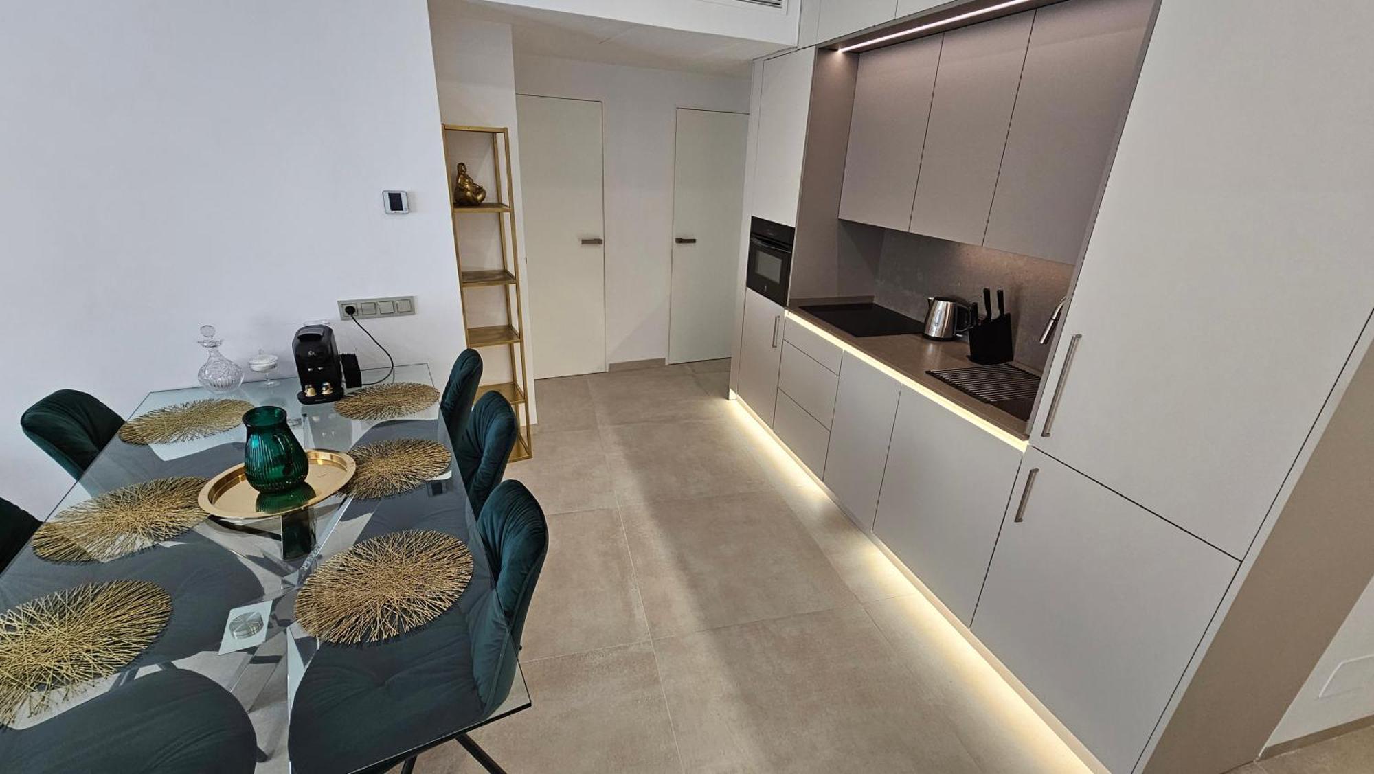 Oasis Jacuzzi Retreat Apartment มาร์เบยา ภายนอก รูปภาพ