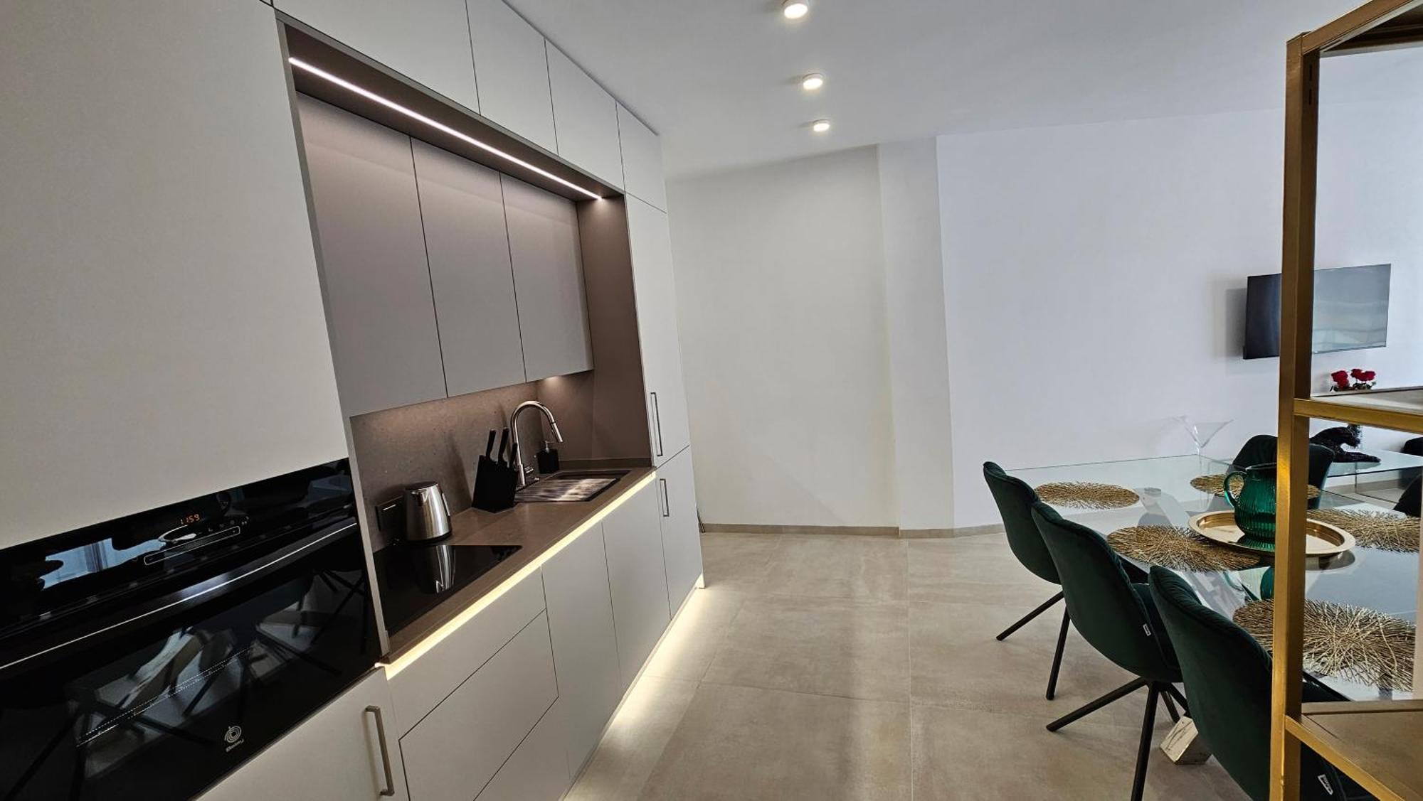 Oasis Jacuzzi Retreat Apartment มาร์เบยา ภายนอก รูปภาพ