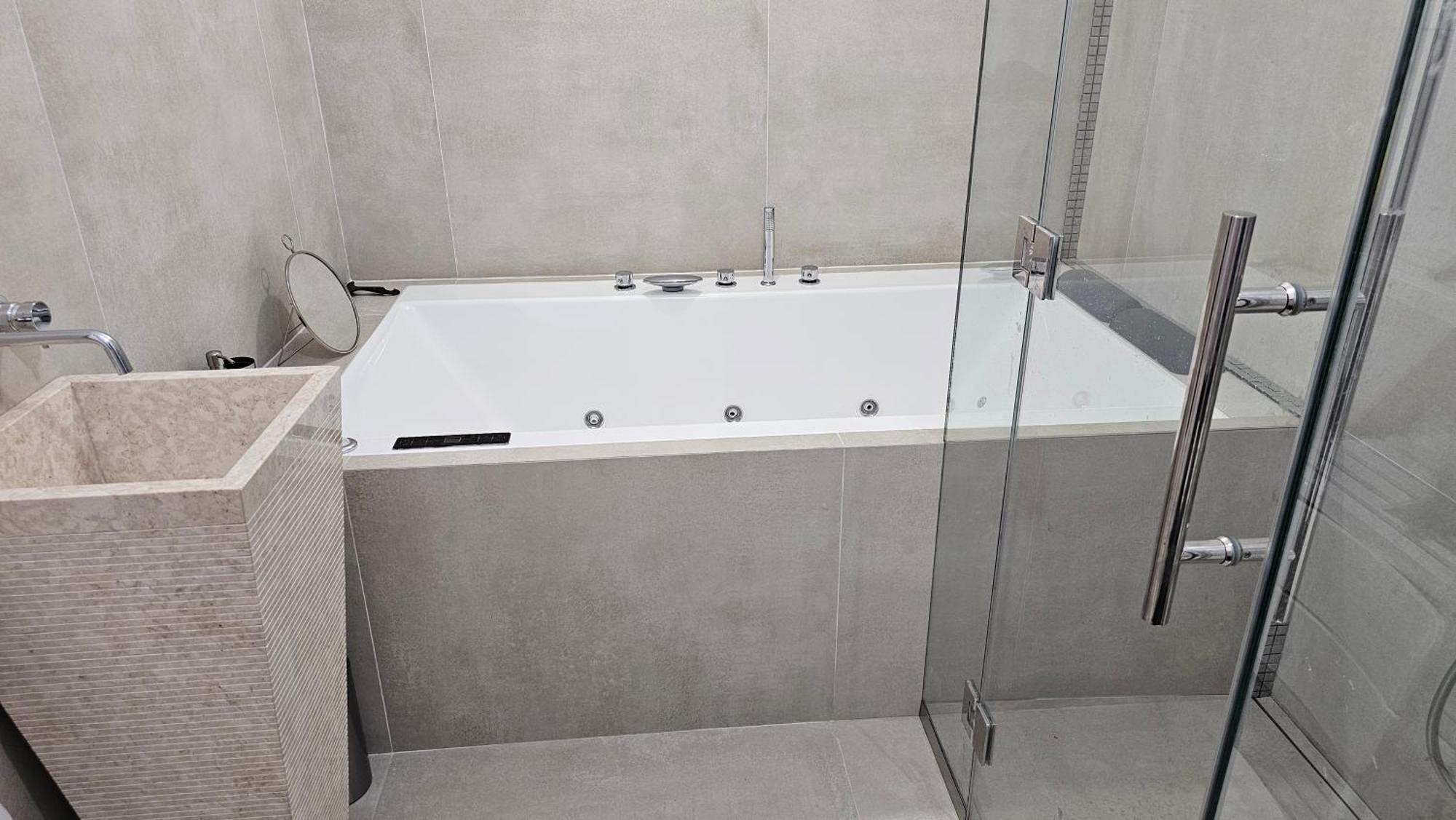 Oasis Jacuzzi Retreat Apartment มาร์เบยา ภายนอก รูปภาพ